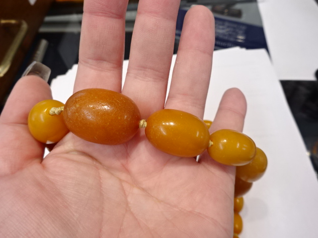 A yellow bead amber necklace, 75.8g. - Image 6 of 7