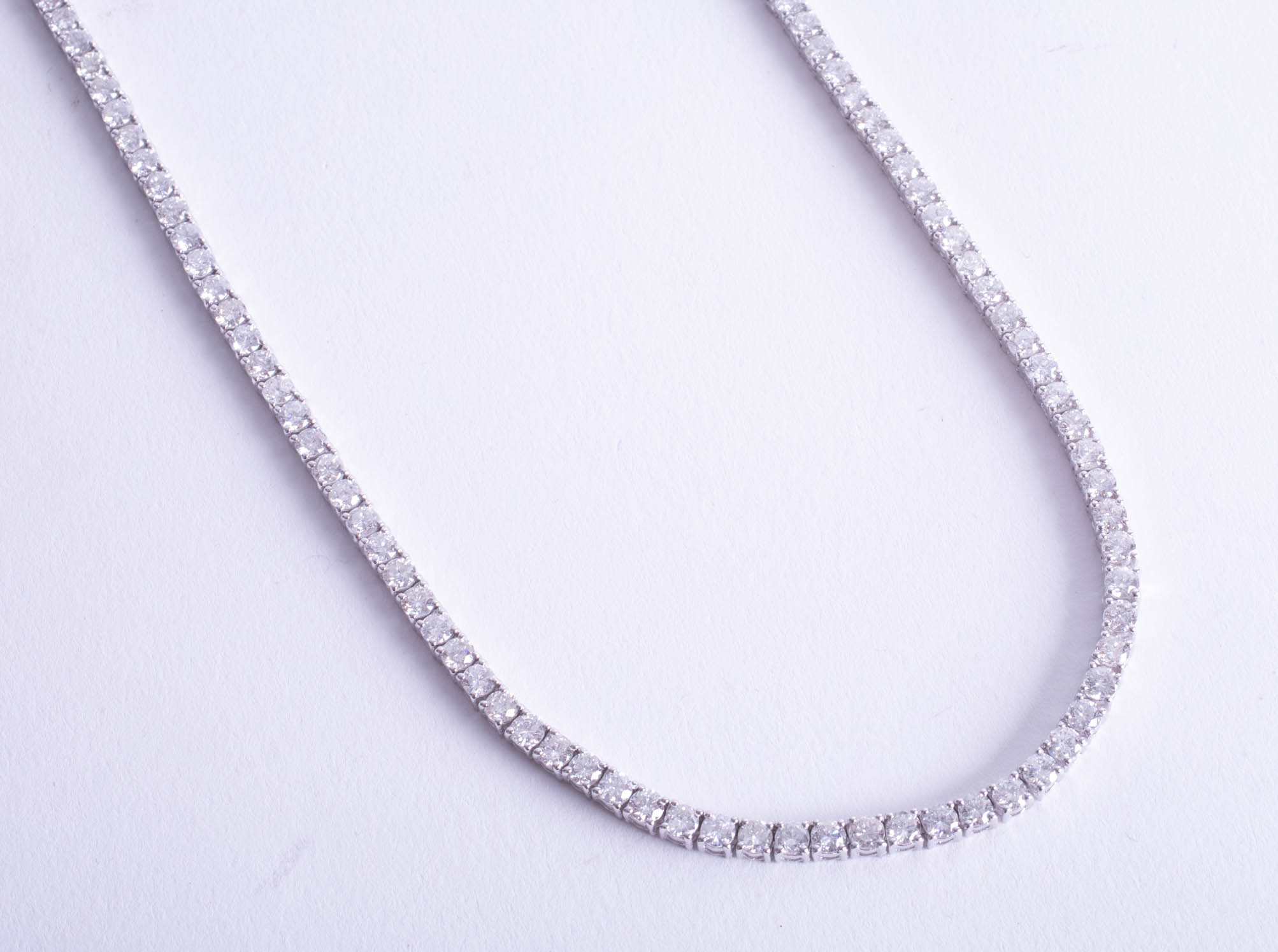 A stunning 18ct white gold necklace set with 155 diamonds, weight approx 18.30ct.