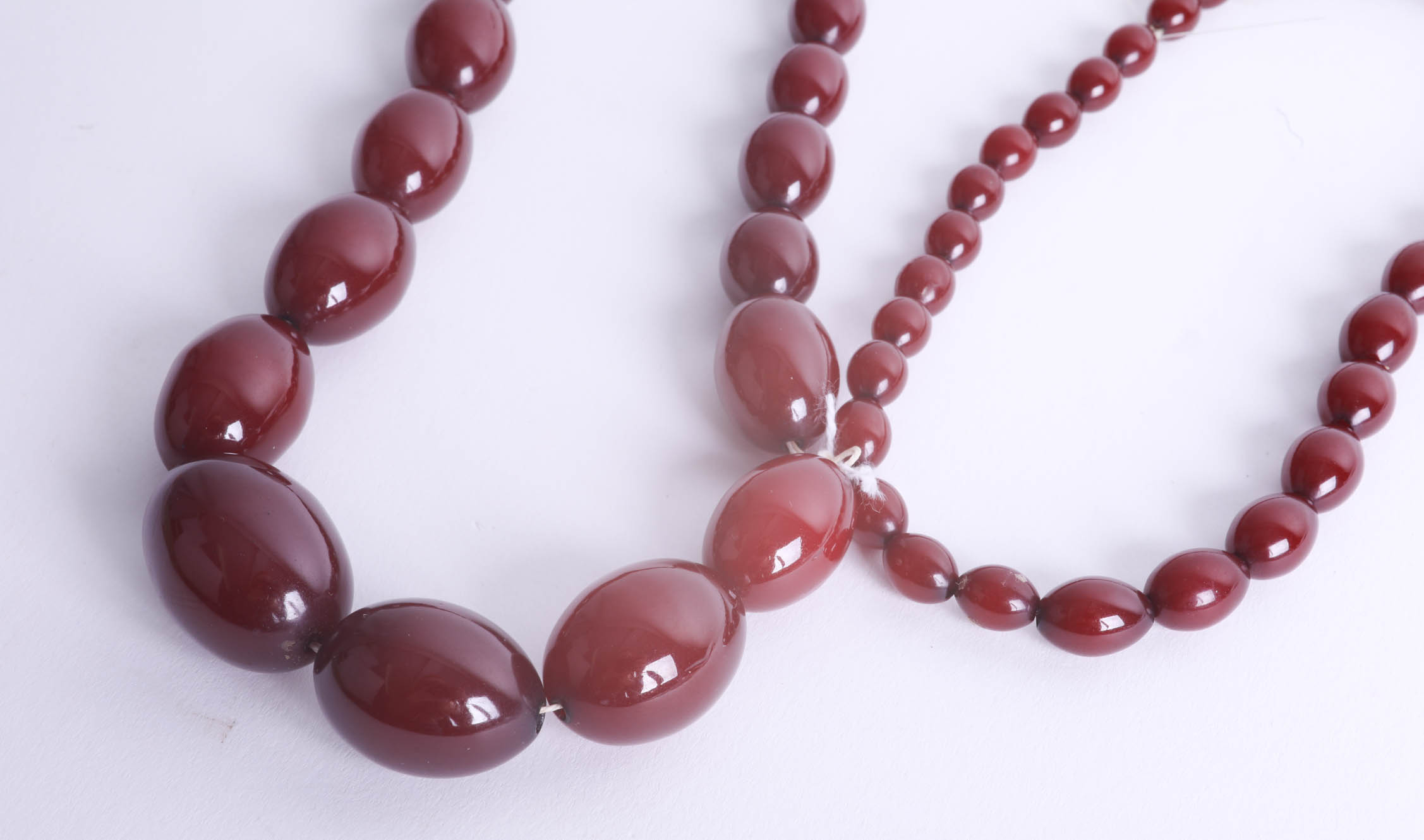 A red amber bead necklace, 88.8g. - Image 2 of 2