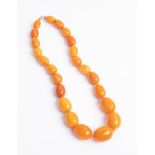 An amber graduated bead necklace approx 45g.