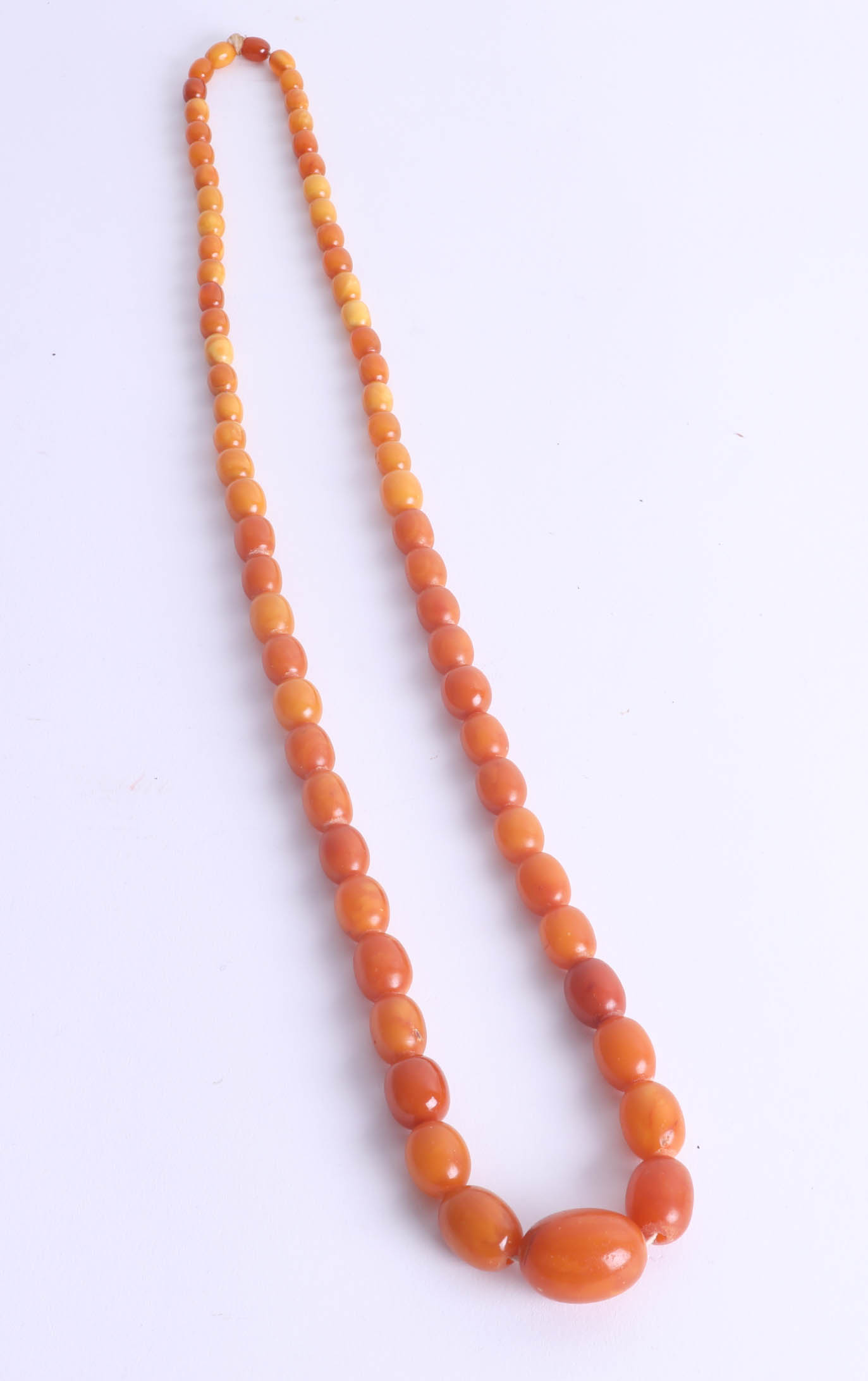 A yellow amber bead necklace, 40.7g.