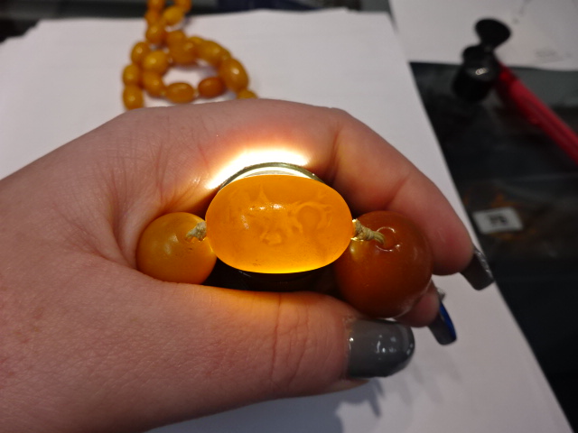 A yellow bead amber necklace, 75.8g. - Image 4 of 7