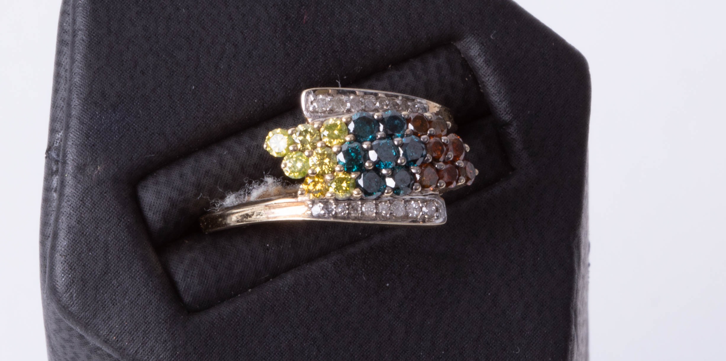 A coloured diamond cluster ring, size N. - Image 2 of 2
