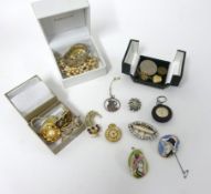 Collection of costume jewellery including pearls, broochesm etc.