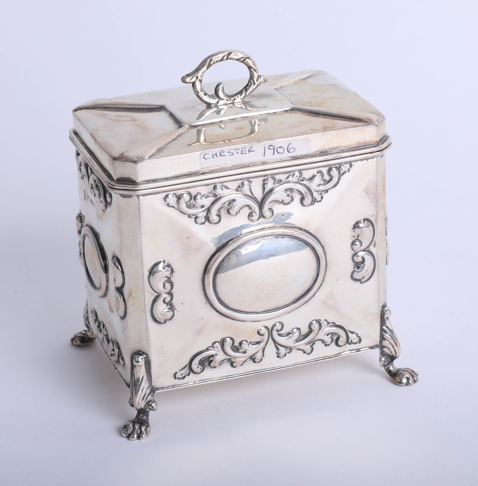 An Edwardian silver tea caddy with embossed decoration on lion paw feet, 1906, height 11cm, makers - Image 2 of 2