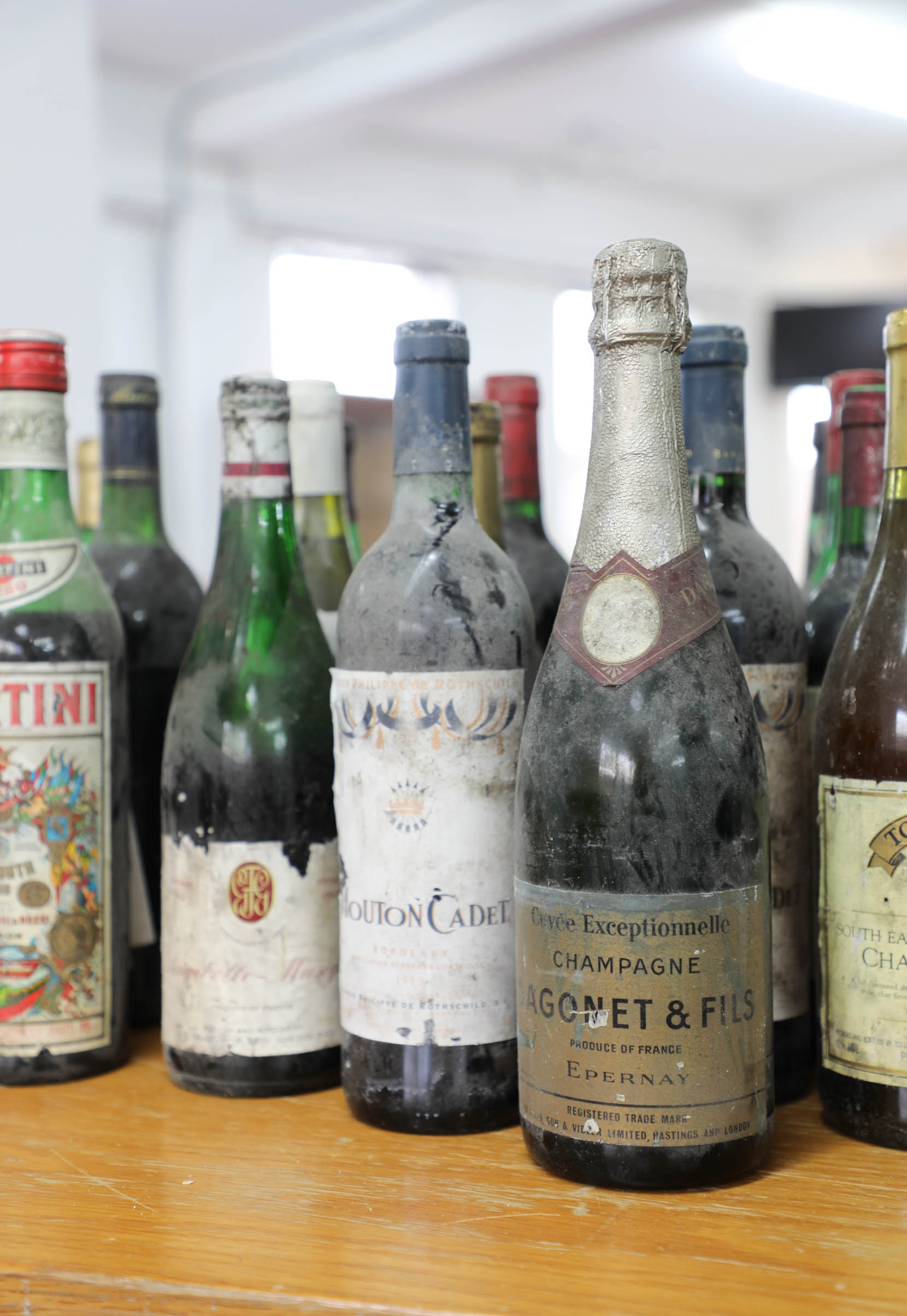 A collection of forty two bottle of various wines, port and champagnes to include 1972 La Cour - Image 5 of 9