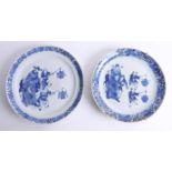 A pair of Chinese blue and white plates, decorated with figures, diameter 22cm.