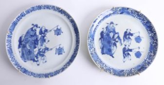 A pair of Chinese blue and white plates, decorated with figures, diameter 22cm.