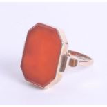 A large 9ct gold cornelian style ring, size S.