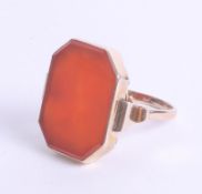 A large 9ct gold cornelian style ring, size S.