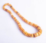 An amber bead necklace, approx. 80cm.