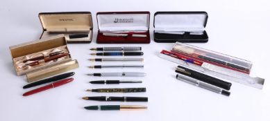 A collection of mixed fountain pens including Conway Stewart.