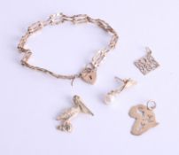 Various gold objects including 14k charm, (2.5g), 9ct gate bracelet (3.5g), two pendants and a pearl