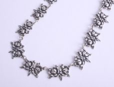 Silver, a pretty flower necklace set with roses, 14.7g.