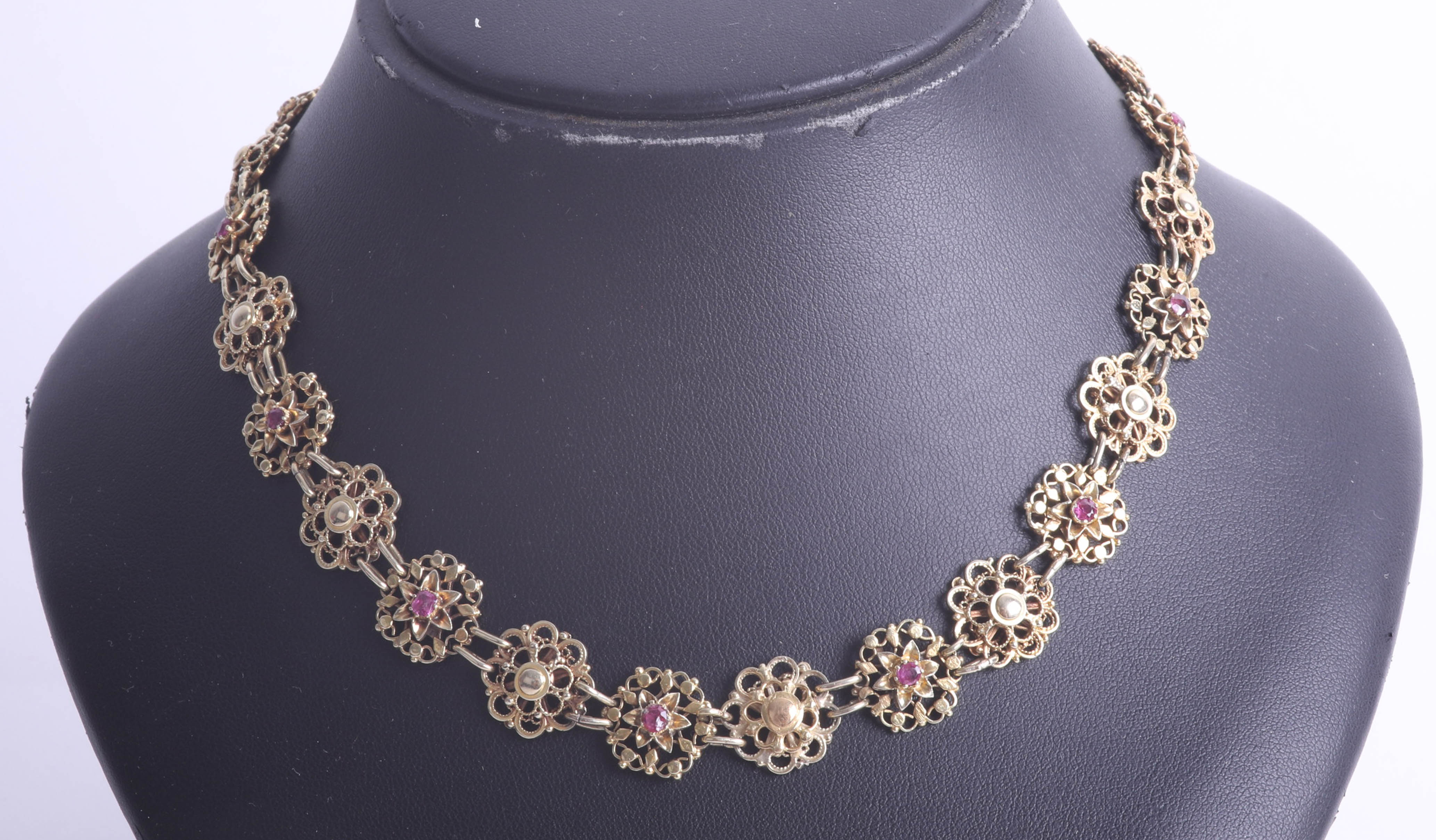 A good antique gold and ruby set necklace, length approx. 40cm. - Image 3 of 3