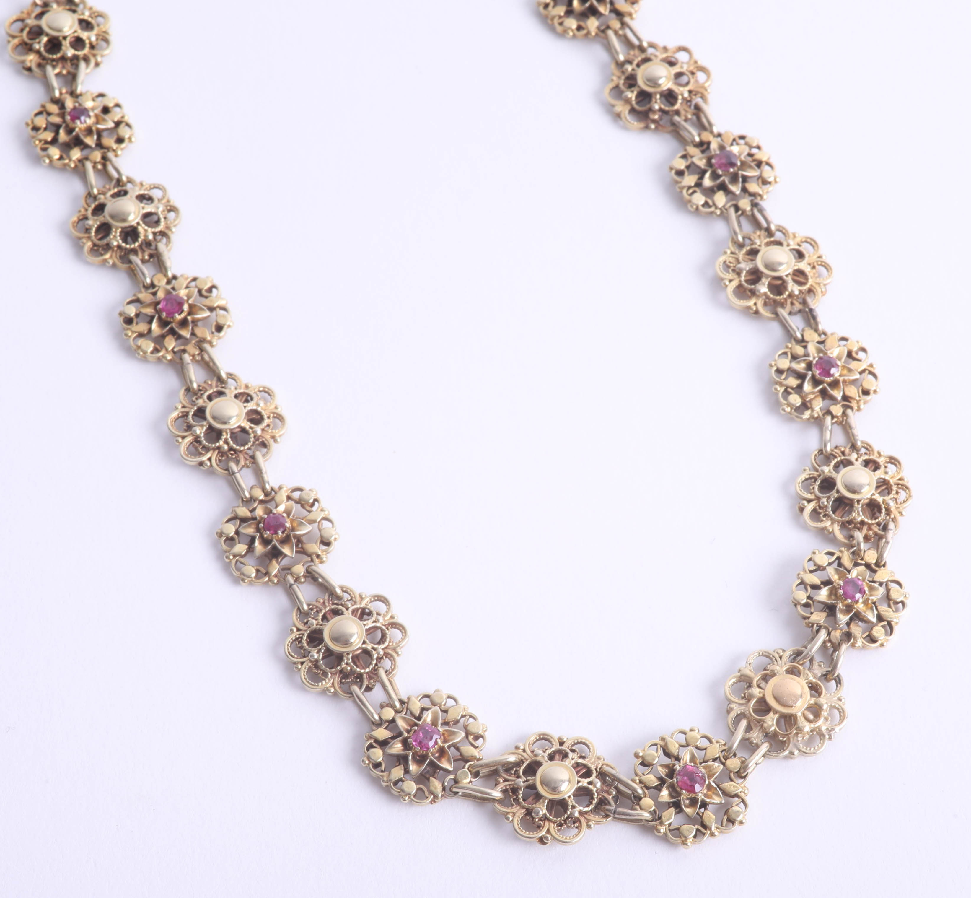 A good antique gold and ruby set necklace, length approx. 40cm.