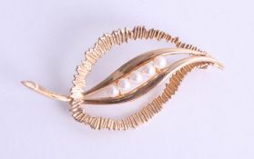 A 9ct gold brooch set with five cultured pearls, approx. 8.2g.
