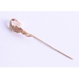 A 14k yellow gold stick pin decorated with fresh water pearl, approx. 2.71g.