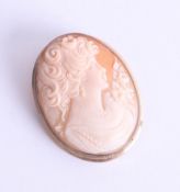 A yellow gold cameo brooch depicting a period lady, approx. 11.55g.