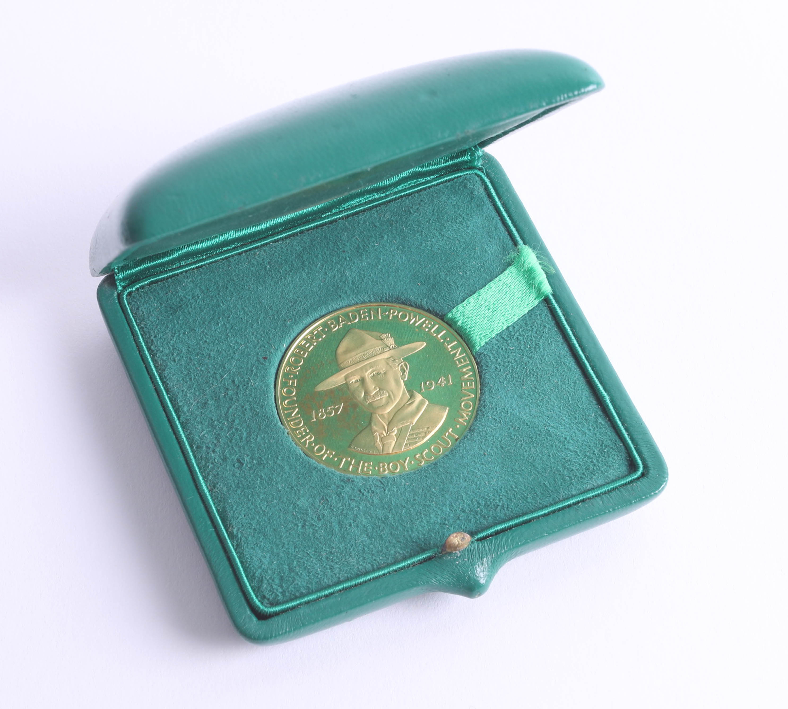 A gold medal to celebrate 25th anniversary of the death of Lord Baden Powell 17.5g with certificate, - Image 3 of 4