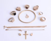 A collection of various 9ct gold jewellery, including rings, bangle, pendants etc. approx. 33.1g (12