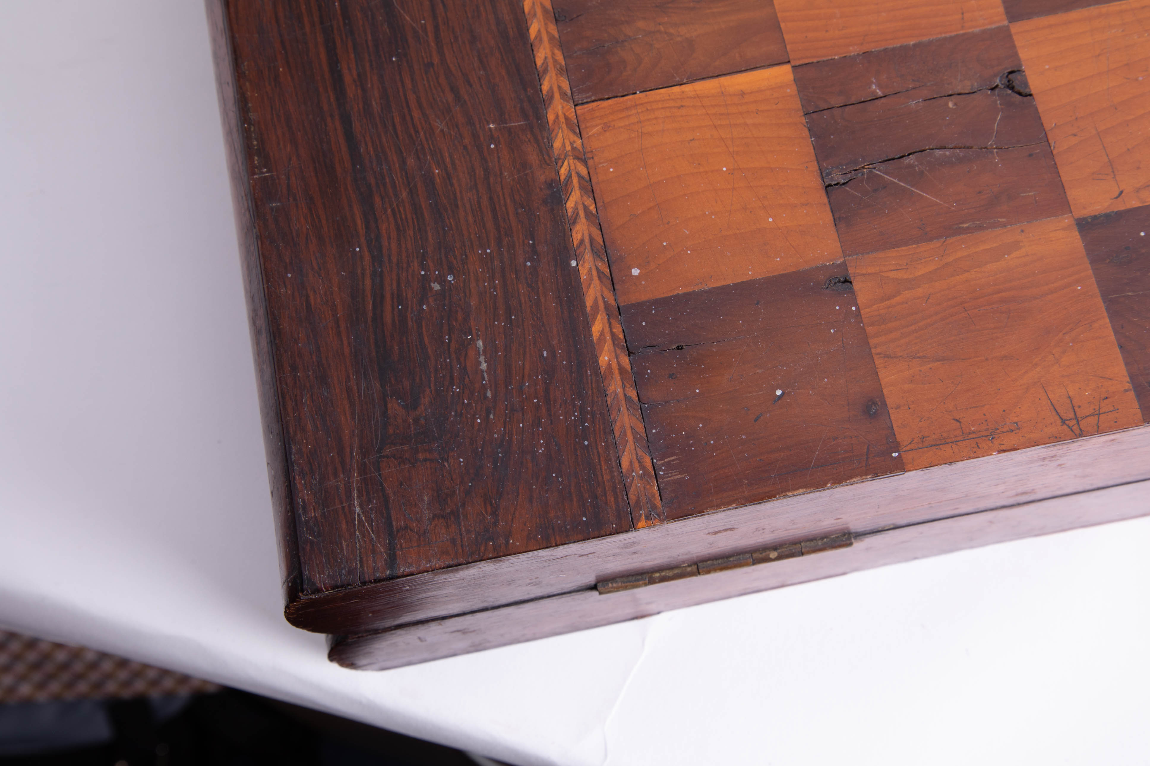 An antique, possibly Irish Killarney ware yew and other woods folding chess/backgammon board, inlaid - Image 11 of 12