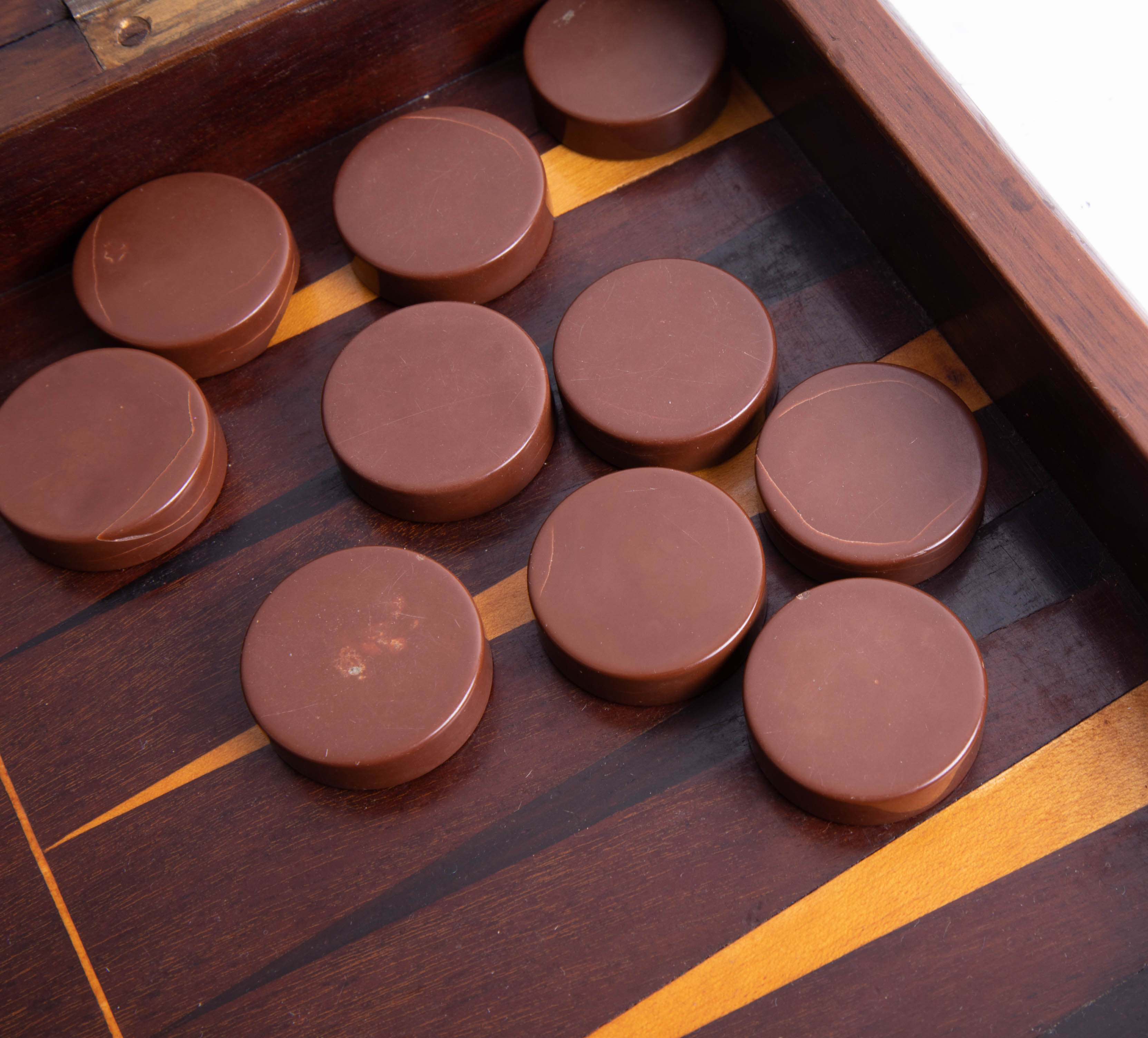 An antique, possibly Irish Killarney ware yew and other woods folding chess/backgammon board, inlaid - Image 12 of 12