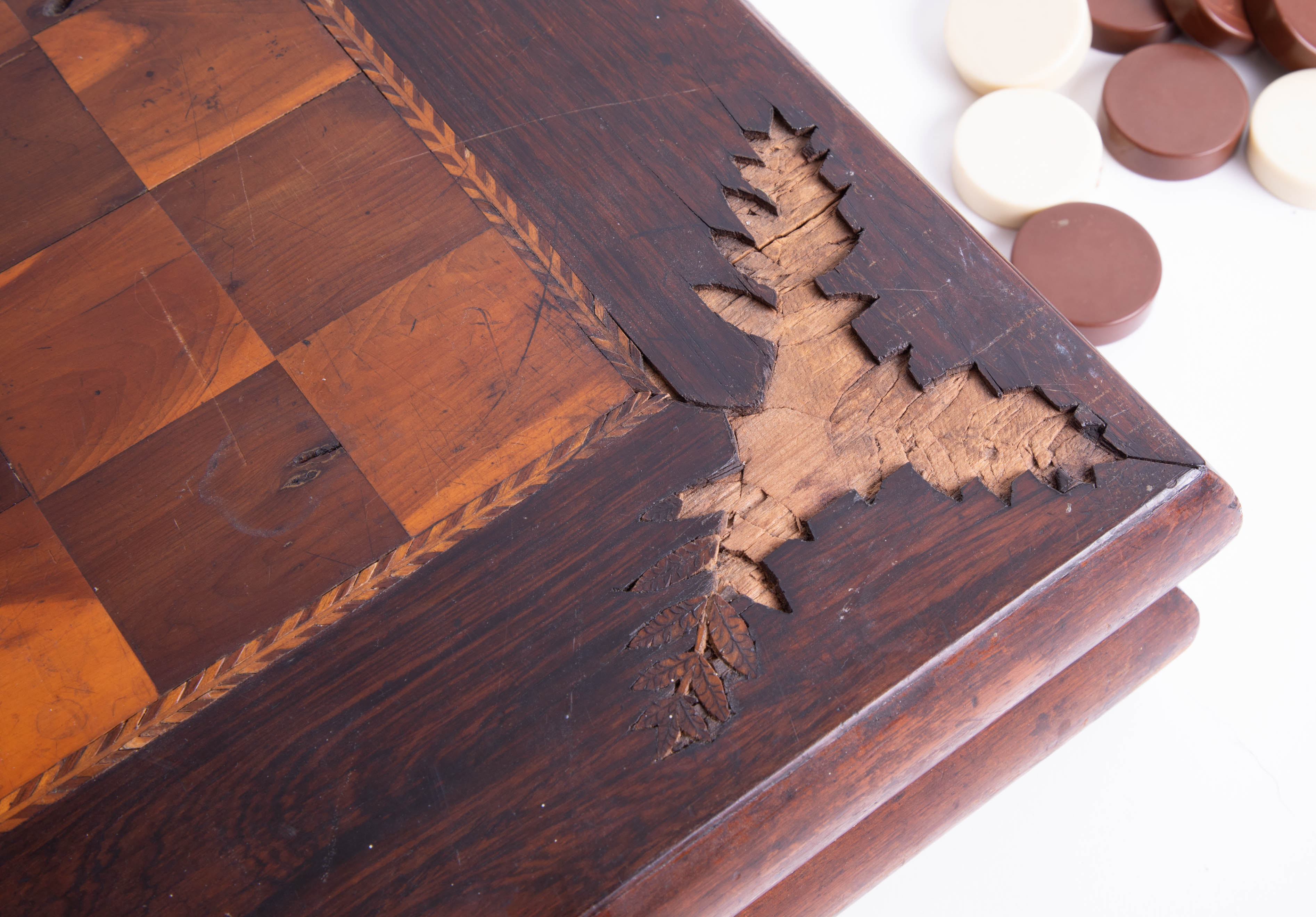 An antique, possibly Irish Killarney ware yew and other woods folding chess/backgammon board, inlaid - Image 8 of 12