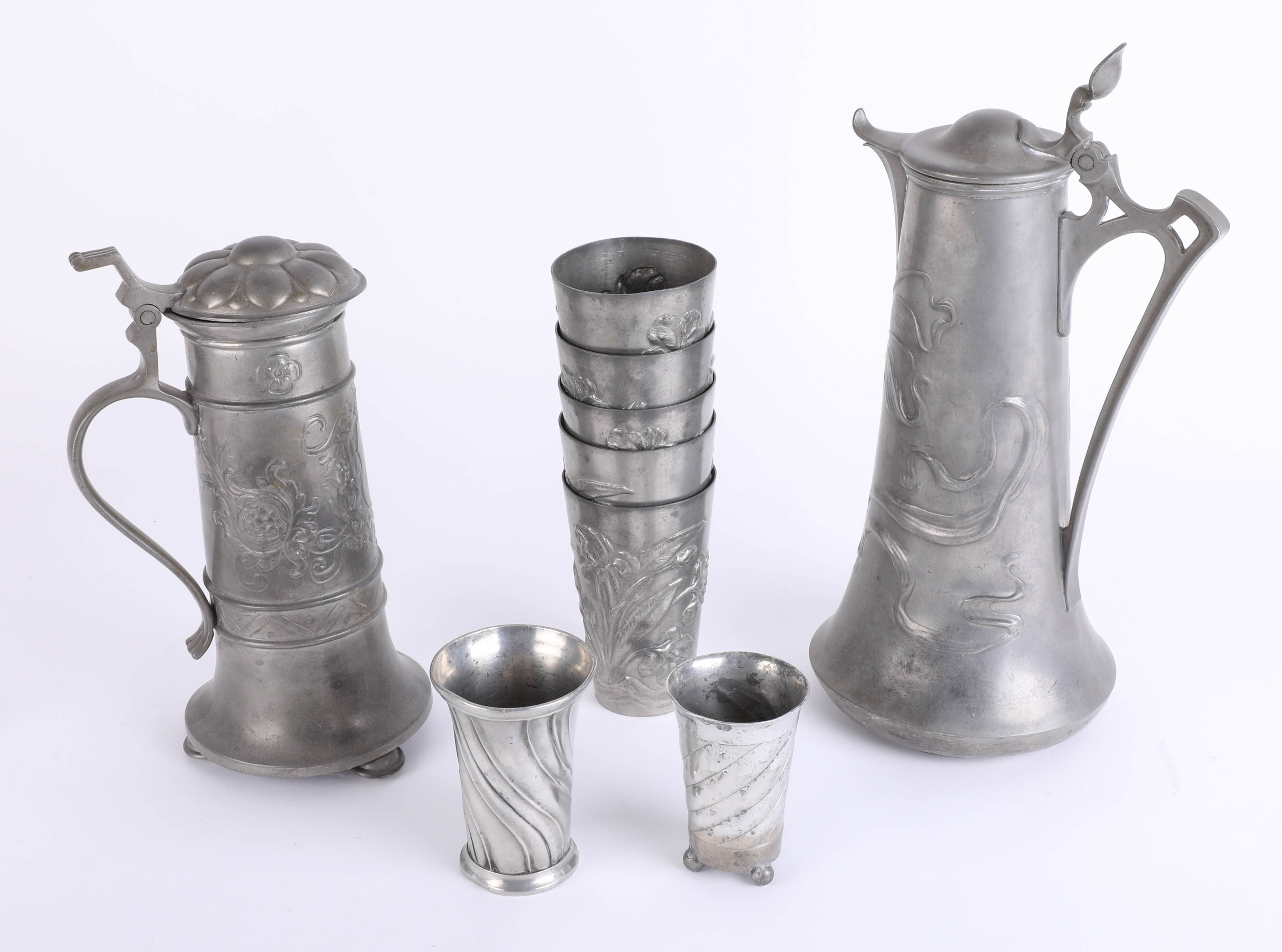 Art Nouveau style Bavarian pewter, including flagons and beakers (9).