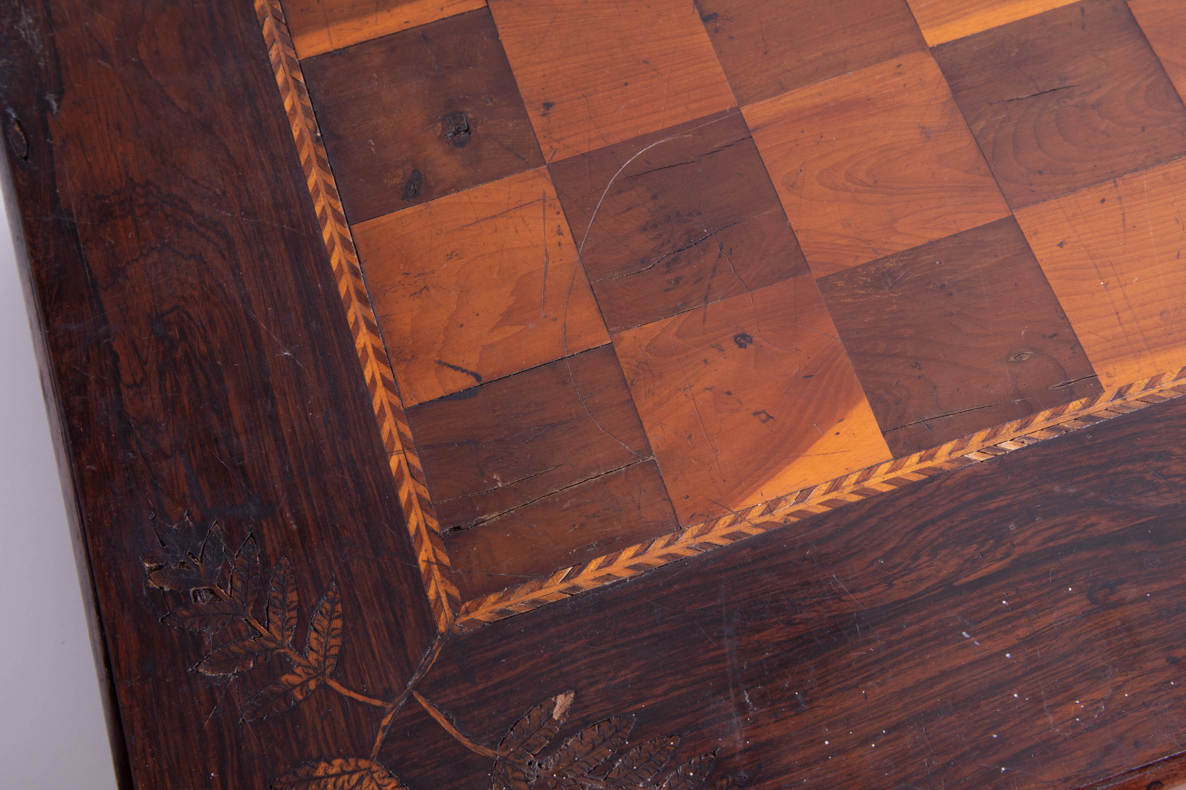 An antique, possibly Irish Killarney ware yew and other woods folding chess/backgammon board, inlaid - Image 6 of 12