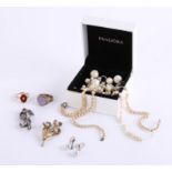 A small collection of jewellery including 9ct brooch, rings etc.