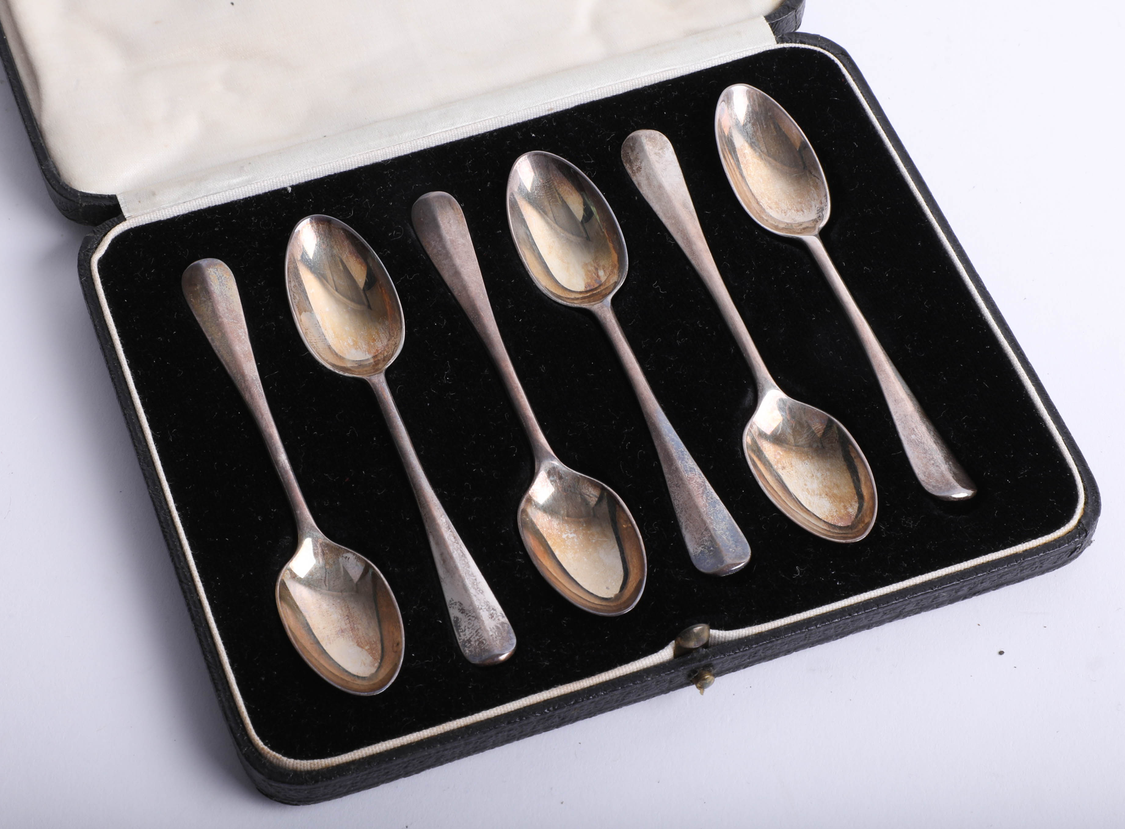 A cased silver set of 6 rat-tail coffee spoons with London coronation mark, London, Maker J.W. &