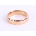 A 9ct yellow gold gents wedding band, size O/P, 5g, in original H.Samuel box and case.