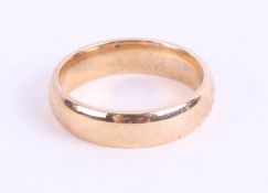 A 9ct yellow gold gents wedding band, size O/P, 5g, in original H.Samuel box and case.