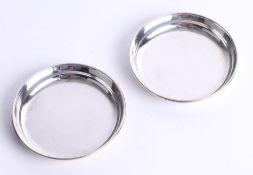 A silver matched pair of small round dishes, diameter 7.6cm, Birmingham, Maker S.J.R., total