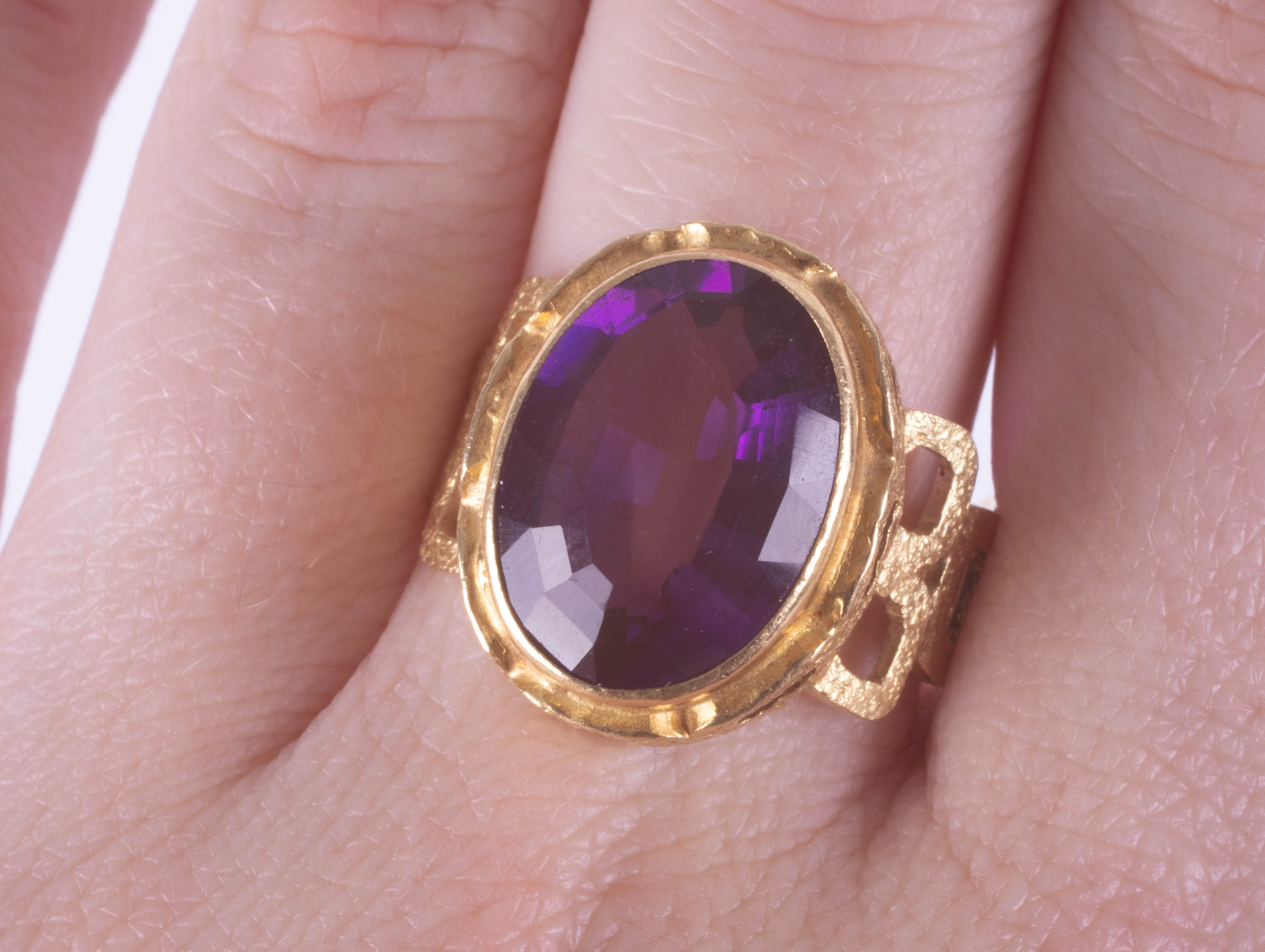 A stylish contemporary 18ct and amethyst set ring, size Q. - Image 2 of 2