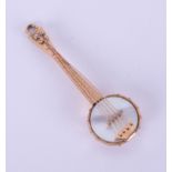 A novelty 9ct gold and mother of pearl banjo brooch, 2.28g, length 40mm.