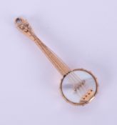 A novelty 9ct gold and mother of pearl banjo brooch, 2.28g, length 40mm.