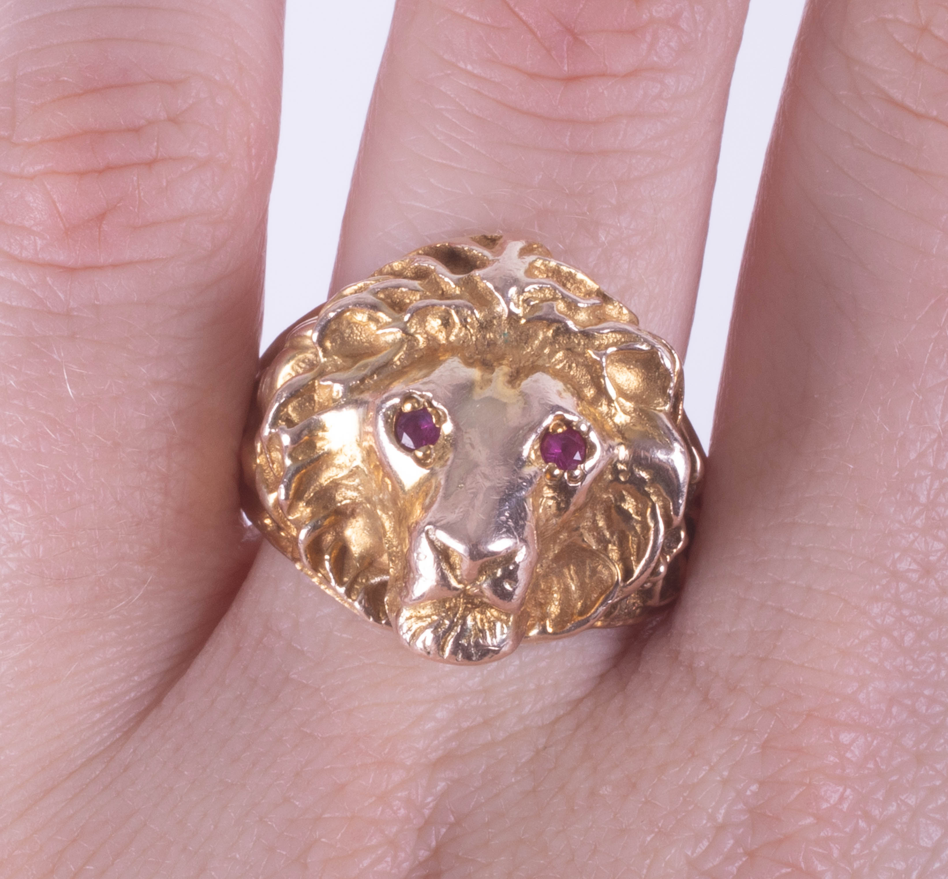 An impressive lion ring with ruby set eyes, yellow metal, 14g, unmarked, size X/Y. - Image 2 of 2