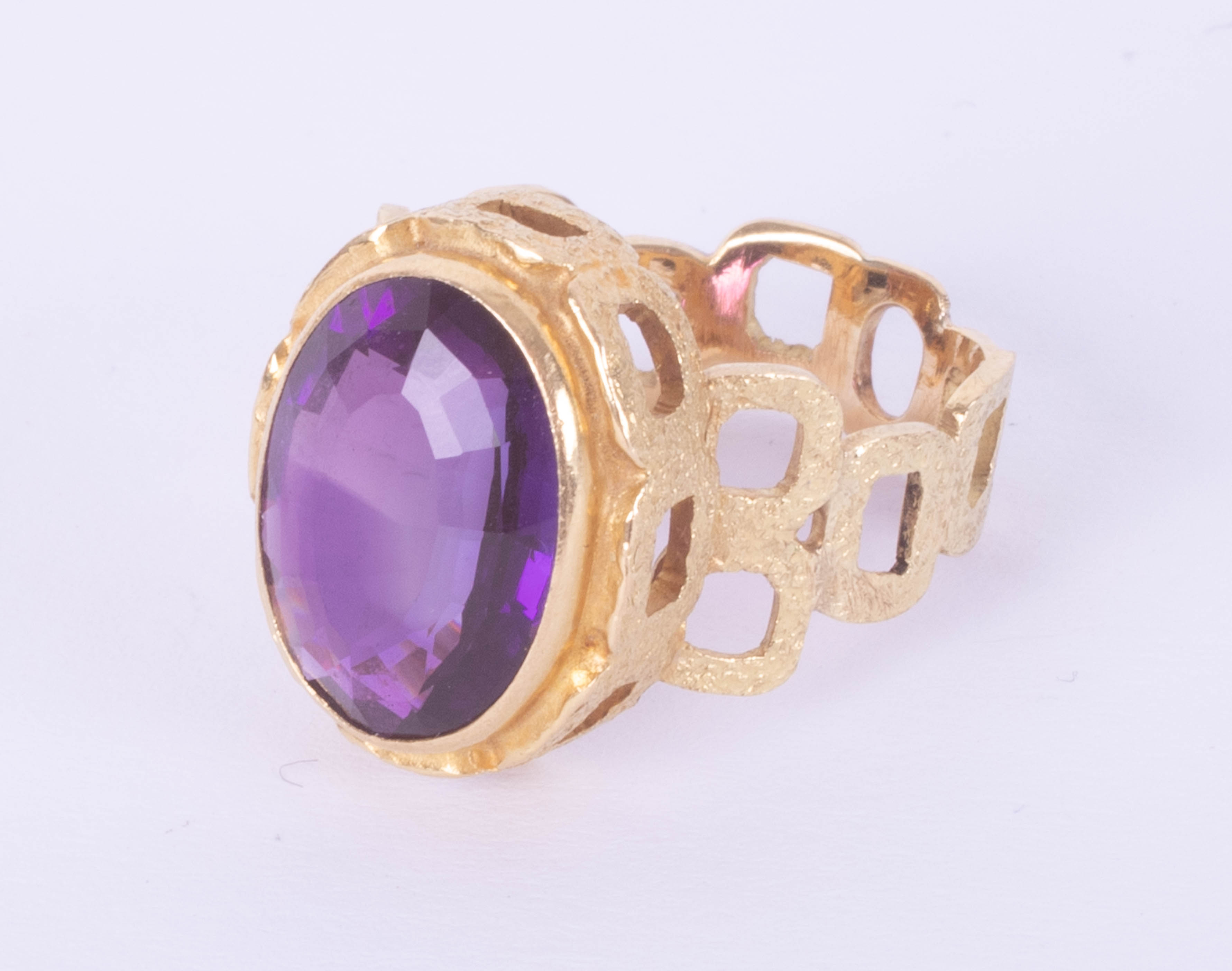 A stylish contemporary 18ct and amethyst set ring, size Q.