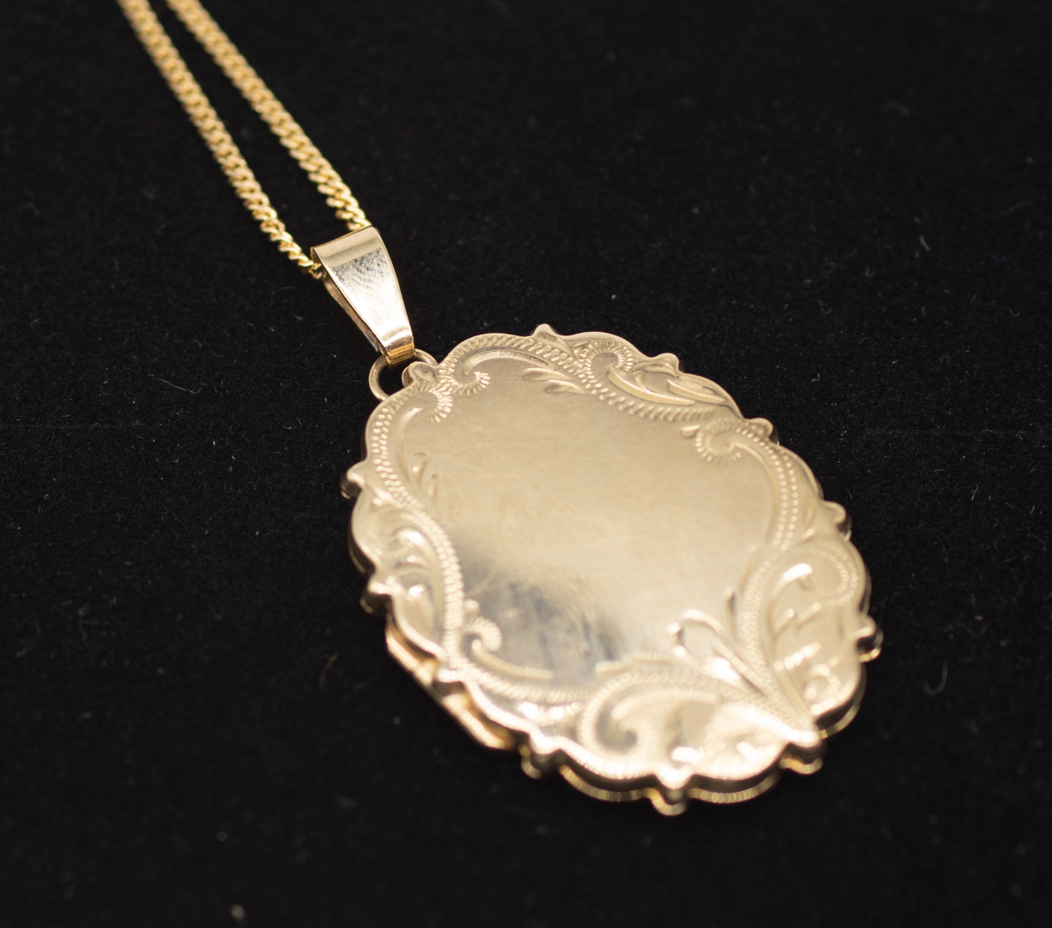 A 9ct gold locket and chain, approximately 11.25g.