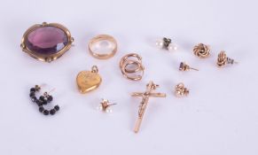 A 9ct gold wedding band, various earrings, coloured stone brooch, locket etc.
