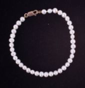 A freshwater pearl bracelet with 9ct clasp, length 19cm.