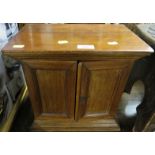 SMALL MAHOGANY TABLETOP COLLECTOR'S CABINET WITH TWO DOORS ENCLOSING FOUR DRAWERS (KEY IN OFFICE)