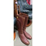 PAIR OF TAN LEATHER RIDING BOOTS WITH STRETCHERS