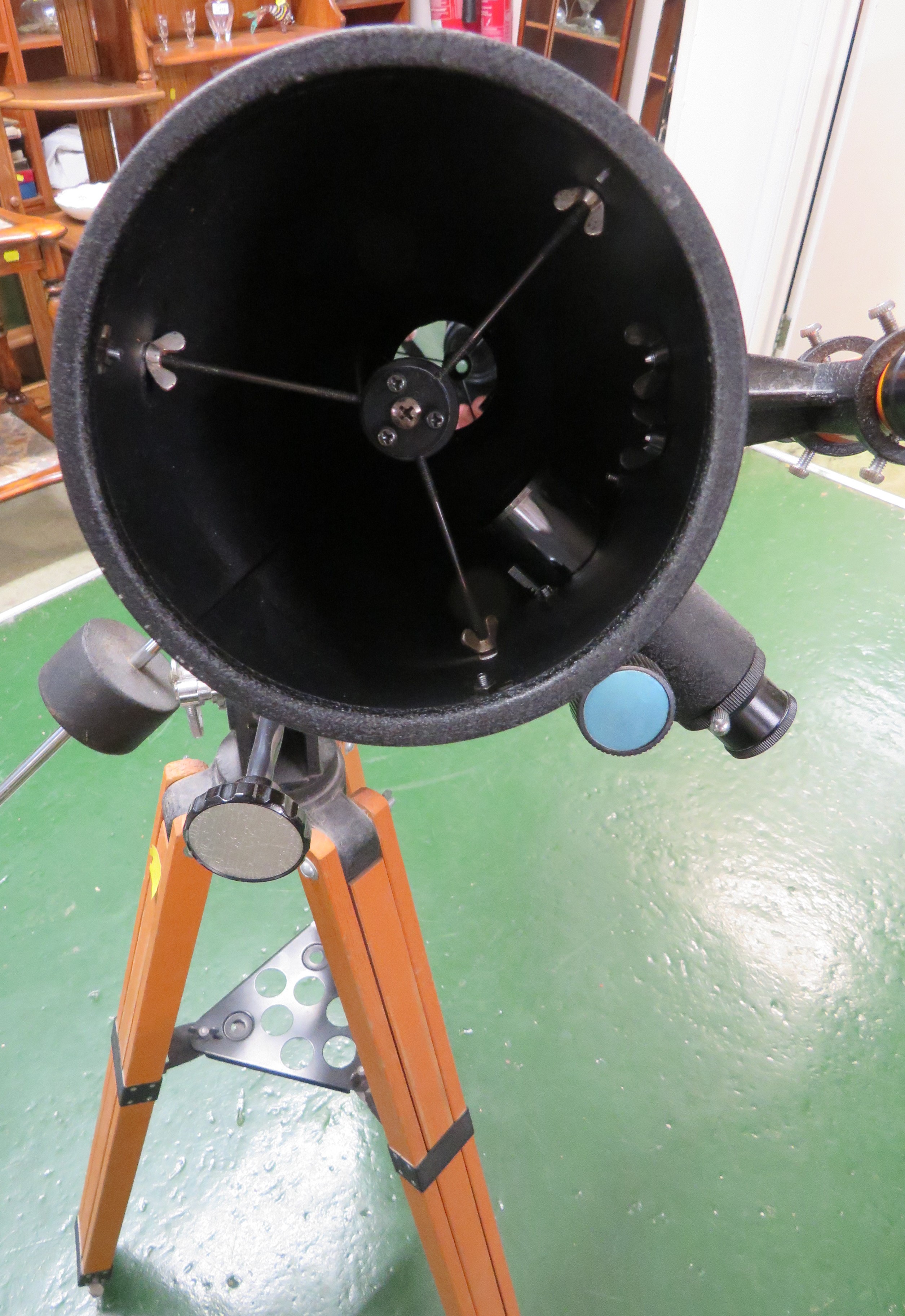 NEWTONIAN REFLECTING TELESCOPE ON EQUATORIAL MOUNT WITH EYE PIECES - Image 2 of 4