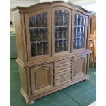 LARGE LOUNGE DISPLAY DRESSER IN MID WOOD EFFECT VENEER WITH GLAZED TOP AND DOORS AND DRAWERS TO BASE