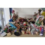 QUANTITY OF TOURIST AND SOUVENIR DOLLS