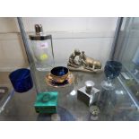 SHELF OF DECORATIVE ITEMS INCLUDING GILT GLASS TEACUP AND SAUCER AND PEWTER SCENT BOTTLE