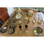 COPPER AND BRASSWARE INCLUDING HORSE BRASSES, STRAINER, SPOONS, ETC